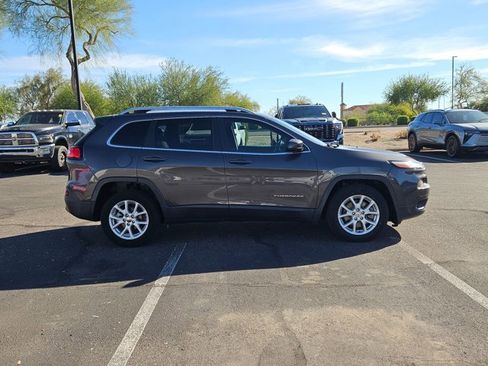 Used 2018 Jeep Cherokee Latitude Plus image 4