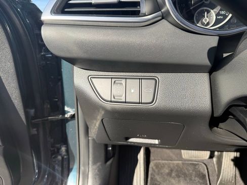 Used 2025 Genesis G70 2.5T image 15