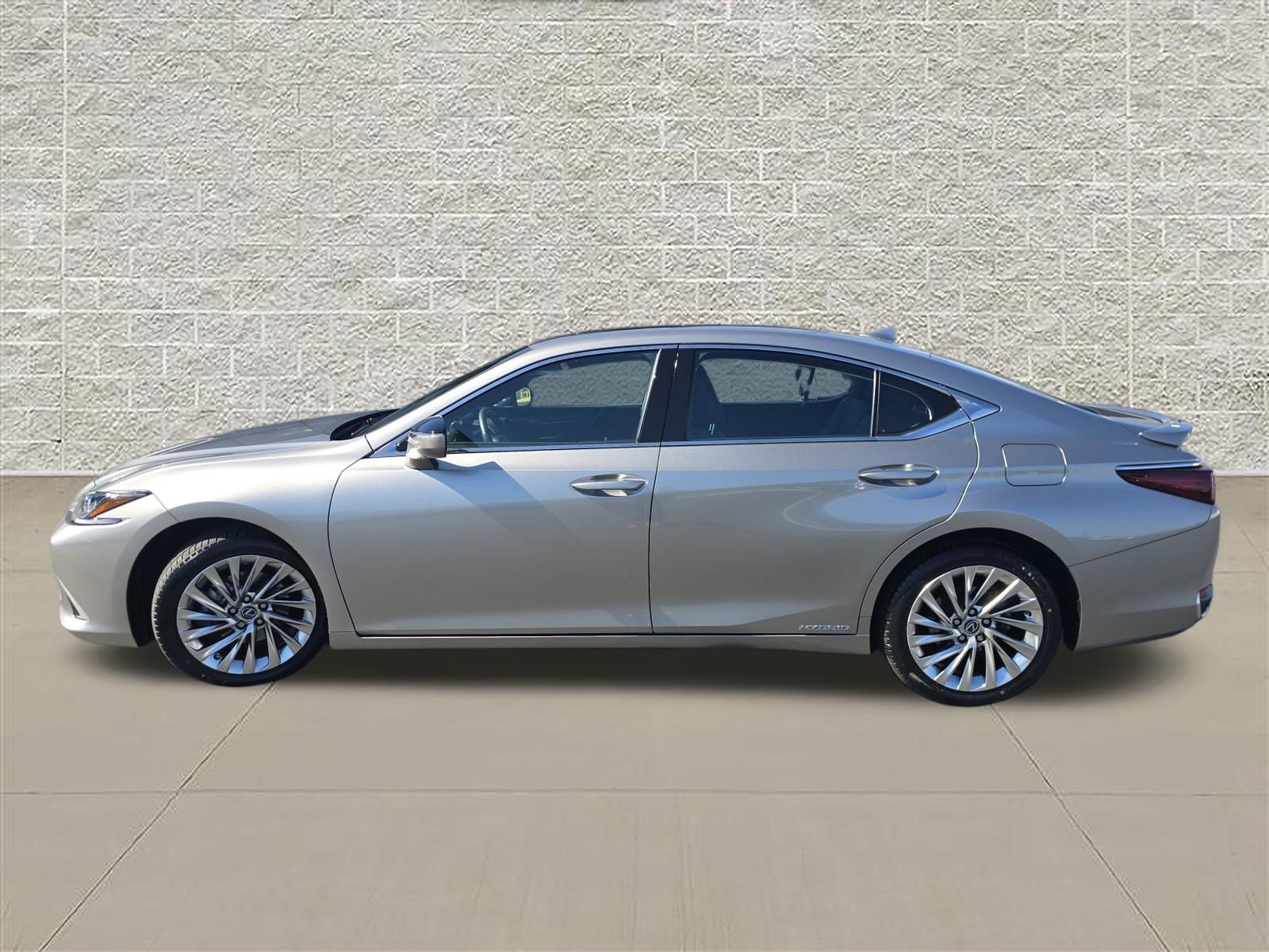 Used 2021 Lexus ES 300h w/ Accessory Package FWD image 4