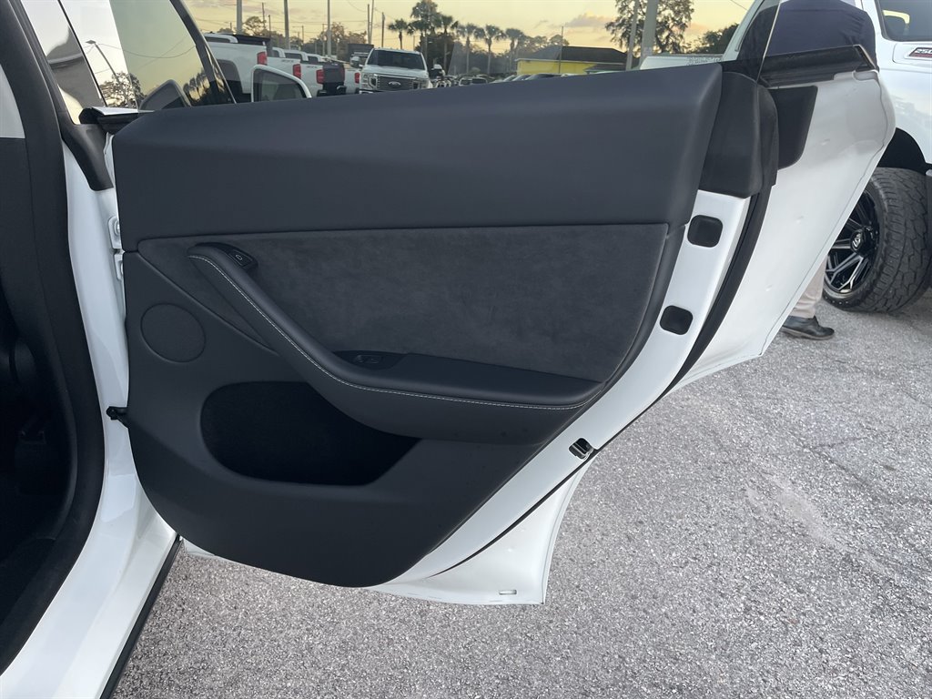 Used 2024 Tesla Model Y Long Range AWD/4WD image 35