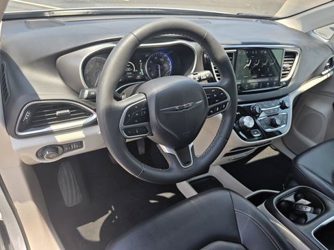 Used 2024 Chrysler Pacifica Touring-L FWD image 11
