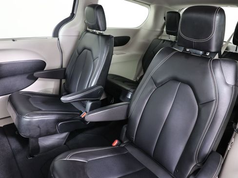 Used 2024 Chrysler Pacifica Touring-L image 10