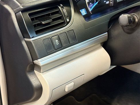 Used 2013 Toyota Camry LE image 16