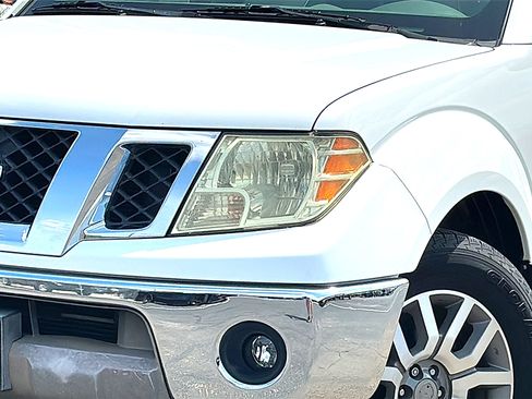 Used 2010 Nissan Frontier LE w/ LE Value Truck Pkg RWD image 4