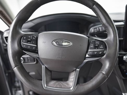 Used 2023 Ford Explorer Platinum w/ Technology Package image 17