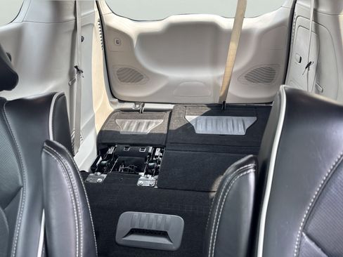 Used 2023 Chrysler Pacifica Limited FWD image 19