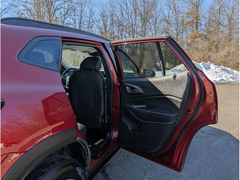 Used 2025 Chevrolet Trax LT w/ LT Convenience Package image 12