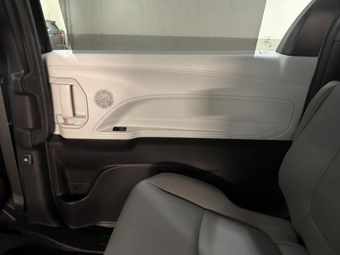 Used 2025 Toyota Sienna XLE w/ XLE Plus Package FWD image 24