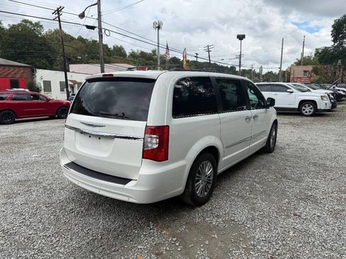 Used 2013 Chrysler Town & Country Touring-L w/ Entertainment Group #2 image 7