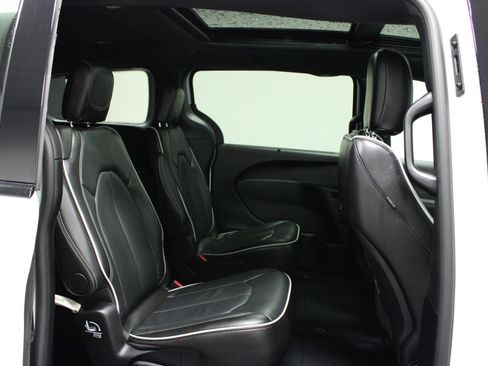 Used 2025 Chrysler Pacifica Limited image 16