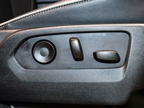 Used 2024 GMC Yukon XL SLT w/ SLT Luxury Package image 27