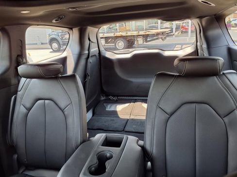 New 2026 Chrysler Pacifica Select image 18