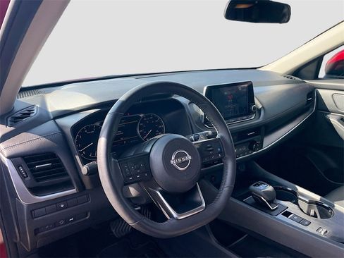 Used 2024 Nissan Rogue SV w/ SV Premium Package image 11