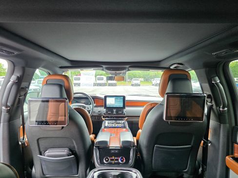 Used 2018 Lincoln Navigator L Reserve w/ Technology Package AWD/4WD image 12