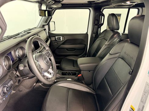 Used 2022 Jeep Wrangler Unlimited Sahara AWD/4WD image 5
