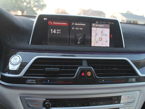 Used 2018 BMW 750i image 17