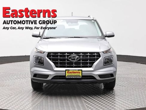 Used 2023 Hyundai Venue SEL image 2
