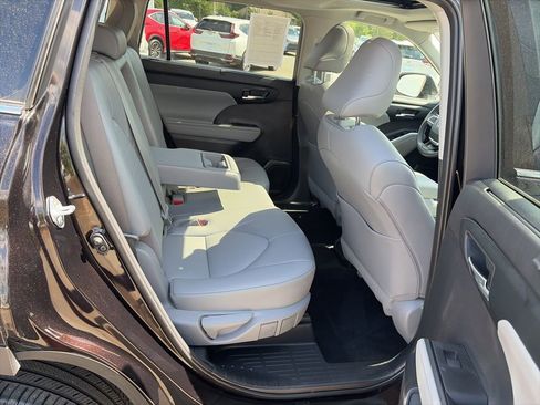 Used 2022 Toyota Highlander XLE image 15