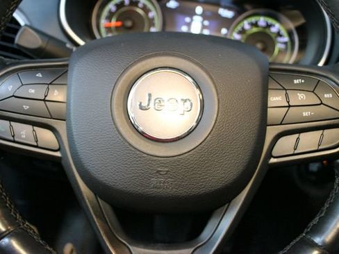 Used 2019 Jeep Cherokee Trailhawk AWD/4WD image 21