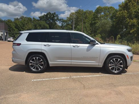 Used 2022 Jeep Grand Cherokee L Overland w/ Luxury Tech Group IV AWD/4WD image 3