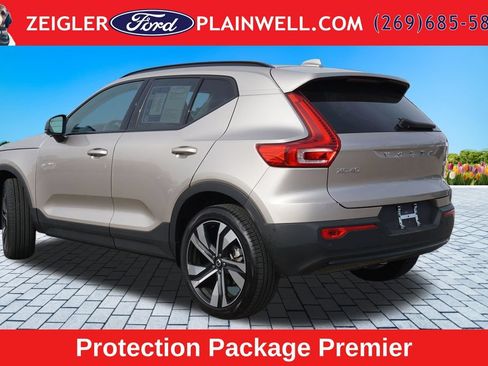Used 2024 Volvo XC40 B5 Plus w/ Protection Package Premier AWD/4WD image 3