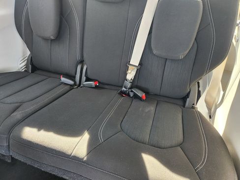 Used 2023 Chrysler Voyager LX image 31