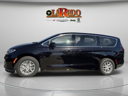 New 2026 Chrysler Pacifica Select image 5