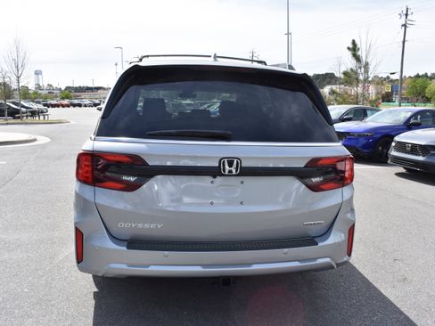 New 2026 Honda Odyssey Touring image 8