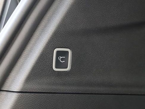 Used 2026 Chrysler Pacifica Select image 9