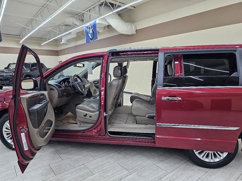 Used 2013 Chrysler Town & Country Limited w/ Luxury Group FWD image 17