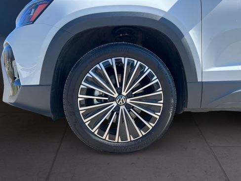 Certified 2025 Volkswagen Taos SE w/ Panoramic Sunroof Package image 15