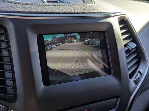 Used 2019 Jeep Cherokee Latitude Plus w/ Comfort/Convenience Group image 18