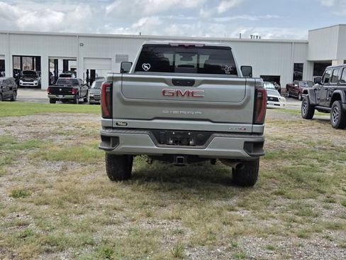 Used 2024 GMC Sierra 2500 AT4 w/ AT4 Preferred Package AWD/4WD image 9