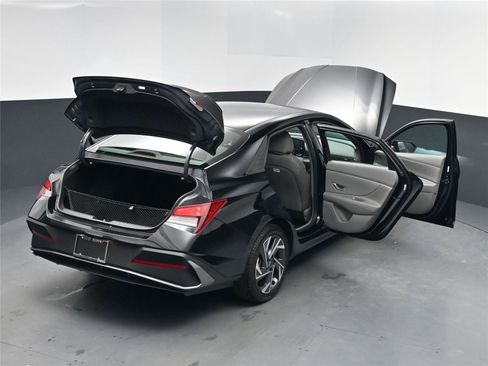 Certified 2025 Hyundai Elantra Sport image 17