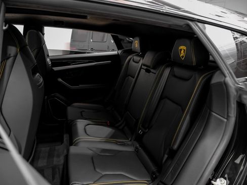 Used 2025 Lamborghini Urus SE image 40