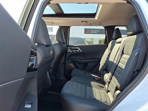 New 2025 Mitsubishi Outlander SE image 6