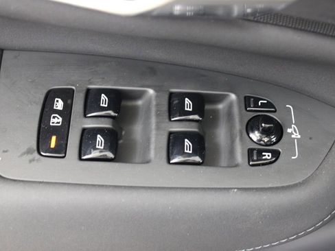 Certified 2025 Volvo XC90 B6 Plus image 17