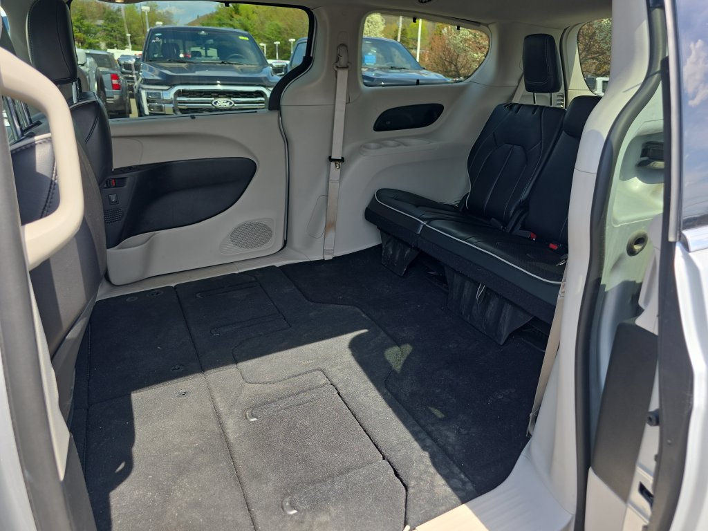Certified 2024 Chrysler Pacifica Limited FWD image 17