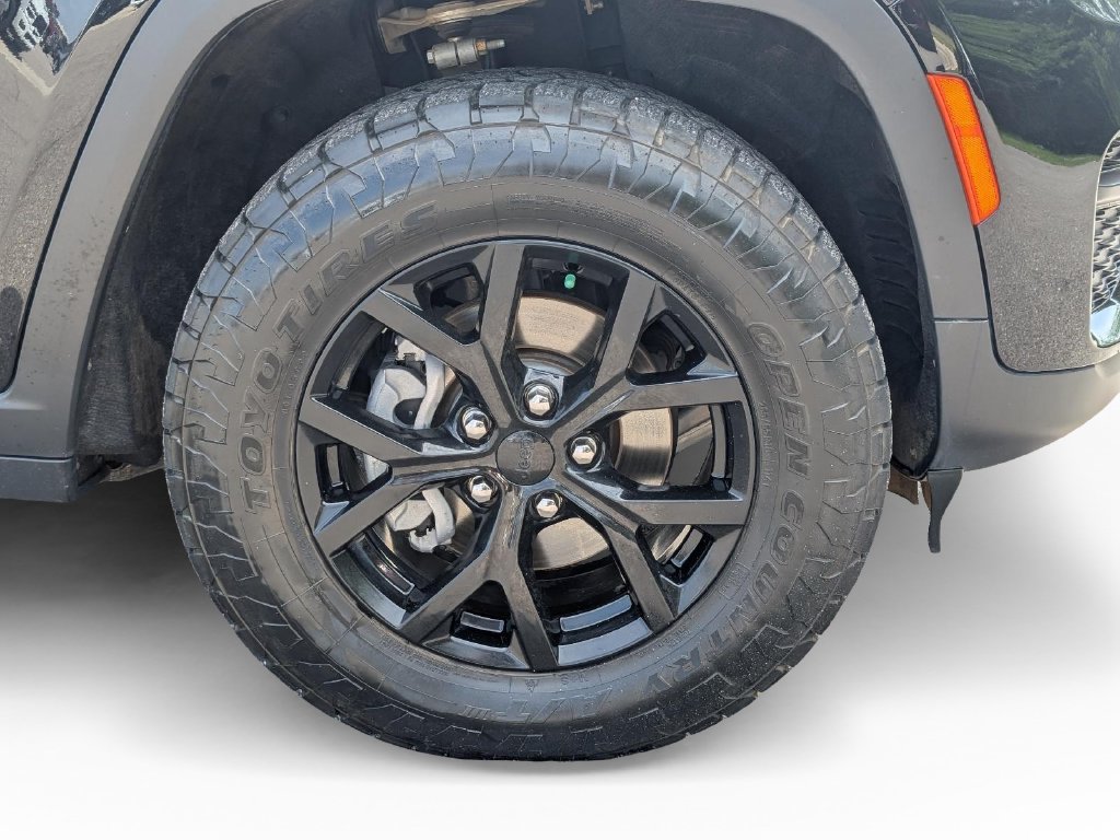Used 2025 Jeep Grand Cherokee Altitude RWD image 5