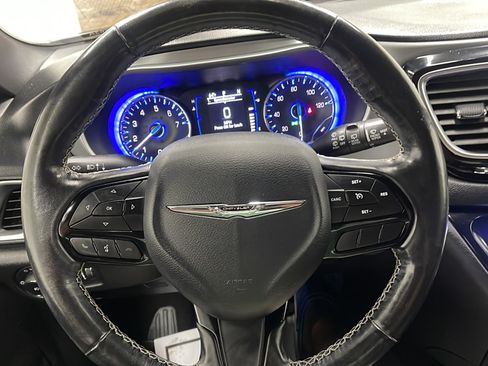 Used 2020 Chrysler Pacifica Touring-L w/ S Appearance Package FWD image 4
