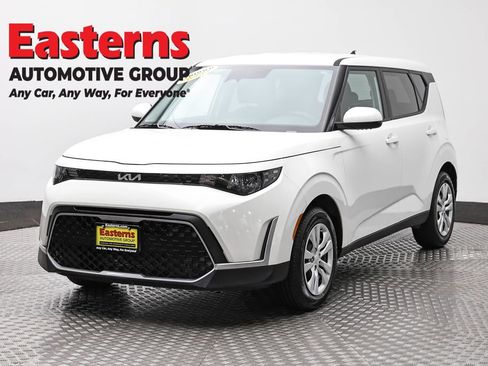 Used 2025 Kia Soul LX FWD image 1