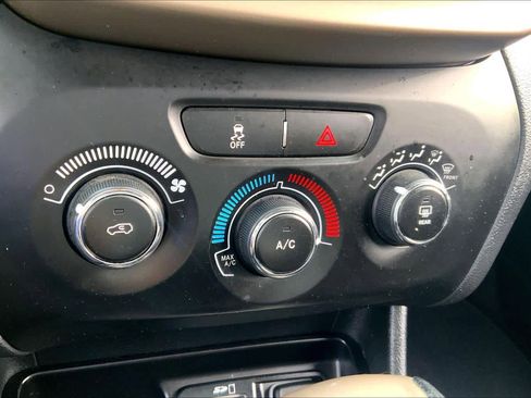 Used 2017 Jeep Cherokee Sport image 28