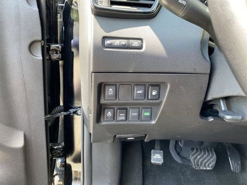 Used 2018 Nissan Rogue SV w/ Sun & Sound Touring Package AWD/4WD image 17
