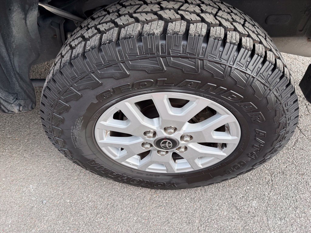 Certified 2025 Toyota Tacoma SR5 AWD/4WD image 9