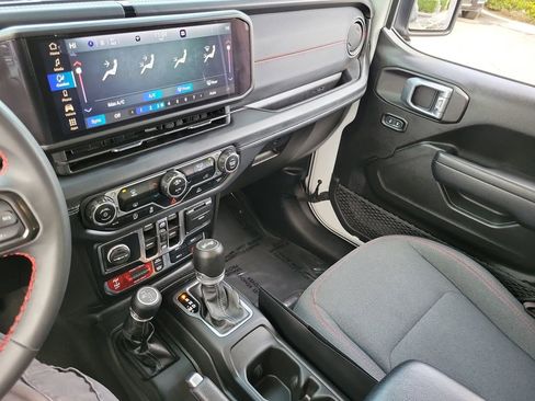 Used 2024 Jeep Wrangler Rubicon image 13