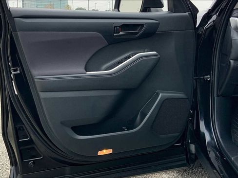 Used 2023 Toyota Highlander LE image 21