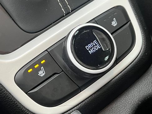 Used 2023 Hyundai Venue Limited image 32