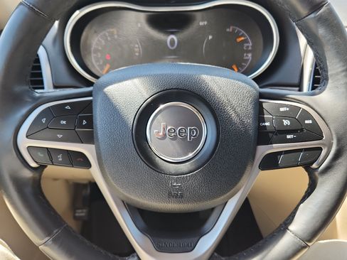 Used 2018 Jeep Grand Cherokee Laredo AWD/4WD image 9