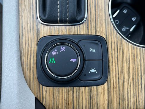 Used 2018 GMC Acadia Denali w/ Technology Package FWD image 35