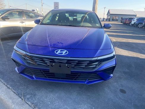 Used 2025 Hyundai Elantra SEL image 2